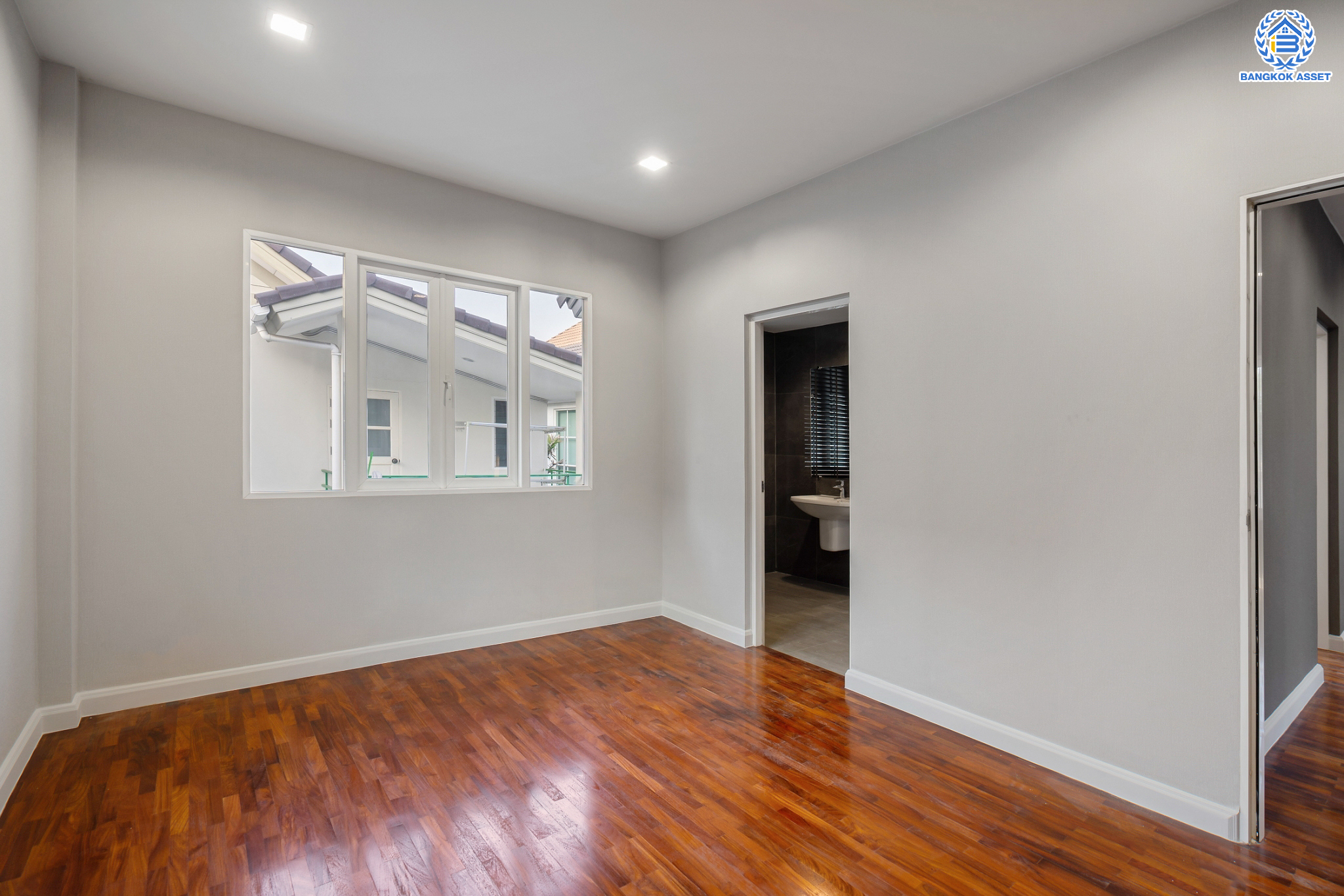 บ้านมือสองตกแต่งใหม่ ม.ลัดดารมย์ วัชรพล แบรนด์ Q.House หลังมุม เนื้อที่ 128 ตร.ว. ฟังก์ชัน 3 ห้องนอน 4 ห้องน้ำ 1 ห้องแม่บ้าน จอดรถได้ 4 คัน Facilities ครบครัน บนทำเลเชื่อมต่อหลายเส้นทาง ถ.รามอินทรา ถ.สายไหม และถ.พหลโยธิน ใกล้สนามบินดอนเมือง ทางด่วน "ศรีรัช" และ เซ็นทรัลรามอินทรา